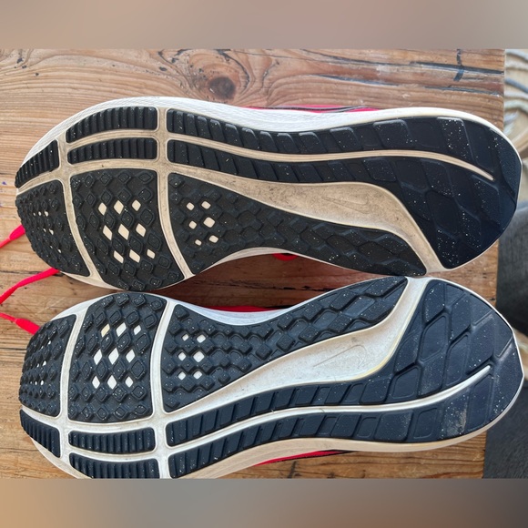 Men’s Nike Pegasus 39, size 9, red/black/yellow - Picture 4 of 6